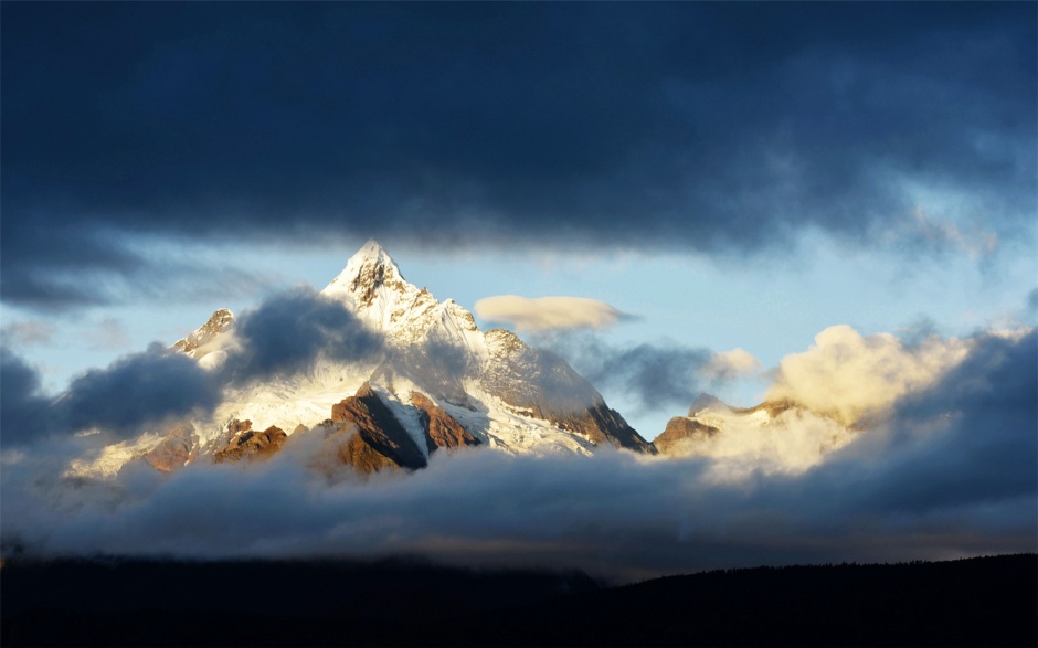 梅里雪山云雾风景图片壁纸