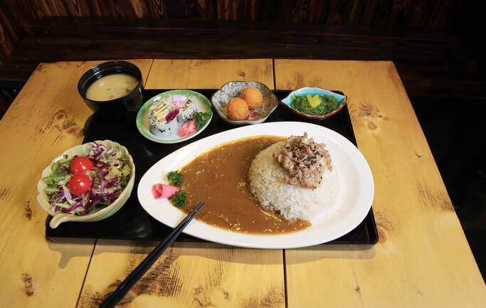 正宗的日式咖喱饭套餐图片