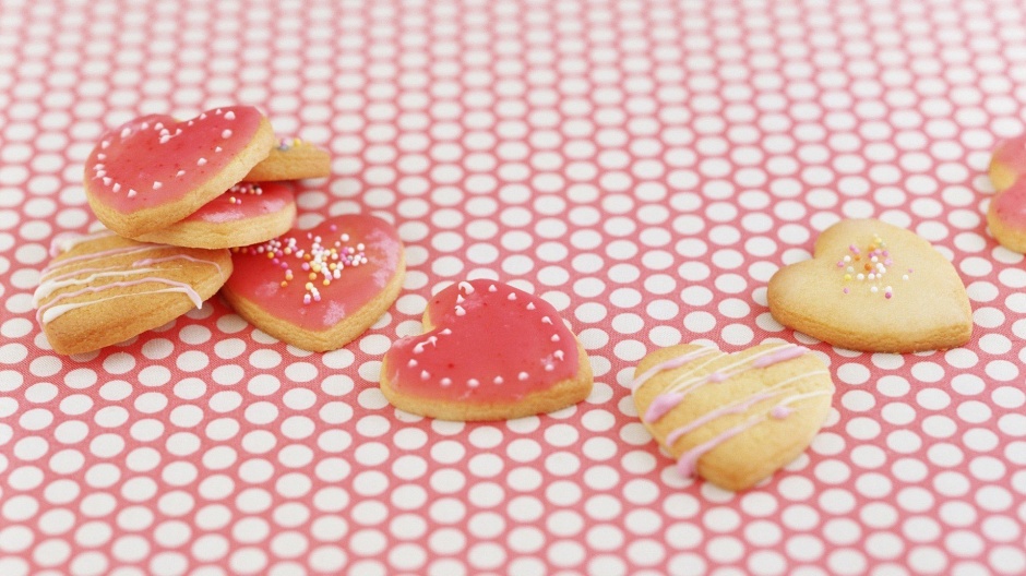 精美的爱心饼干甜点淡粉色背景素材