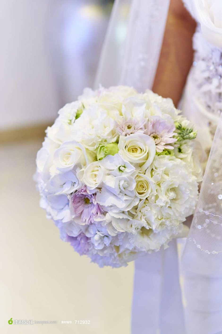 婚礼上的一束白玫瑰高清图片