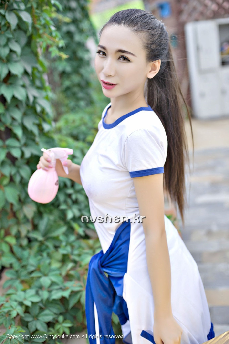 性感御姐赵颖泳衣人体写真大秀细腰丰乳