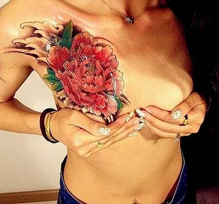优美的牡丹花胸部纹身图案