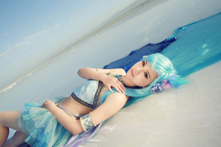 唯美的海边cosplay美女图片