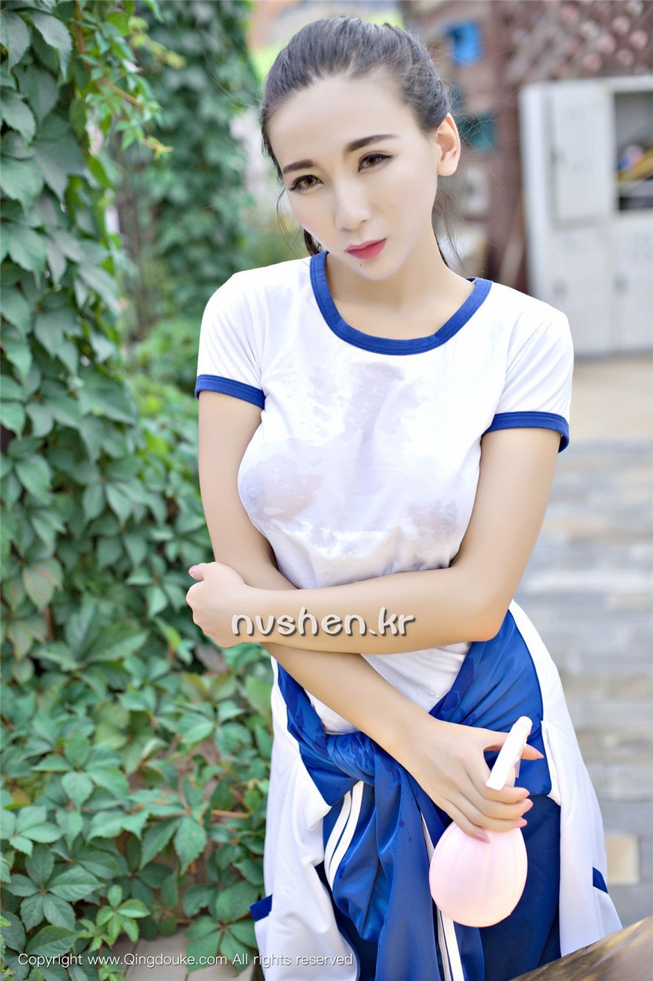 性感御姐赵颖泳衣人体写真大秀细腰丰乳