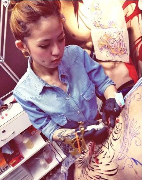 美女纹身师kinki艺术纹身图案