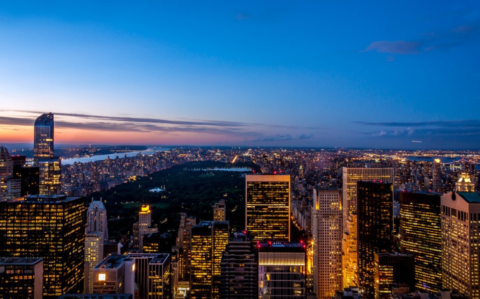 高空视角的繁华城市夜景图片