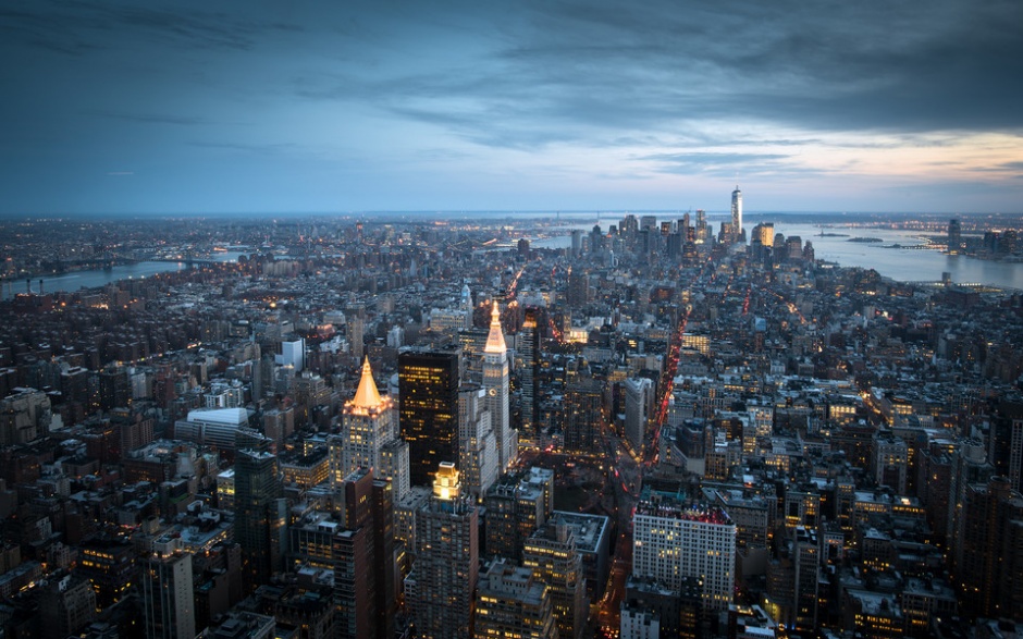 高空视角的繁华城市夜景图片