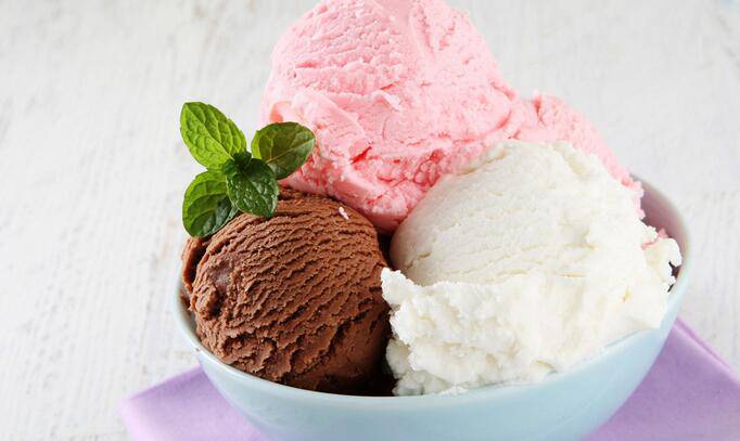 甜腻的三色冰淇淋图片