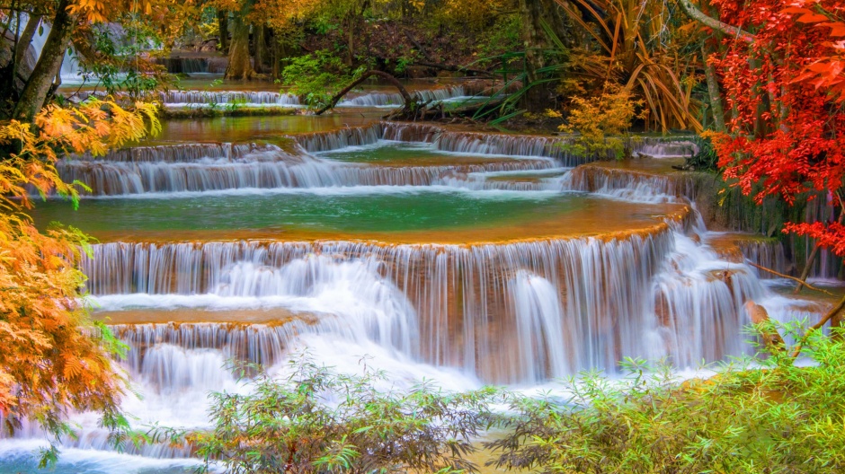 秋天红枫叶瀑布风景桌面壁纸