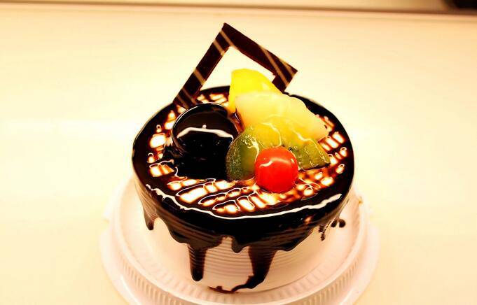 精致的巧克力水果蛋糕图片