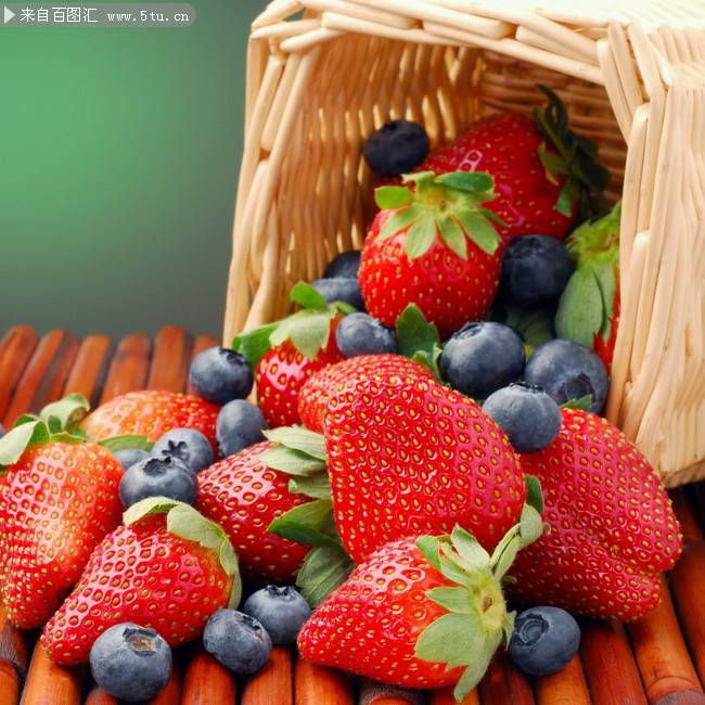 新鲜采摘的红色草莓图片