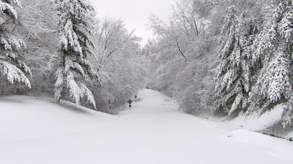 山间道路的唯美伤感雪景图片