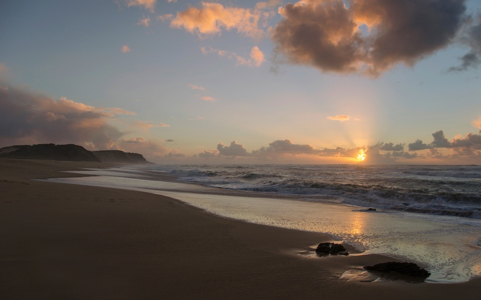 温暖的海边沙滩夕阳浪漫风景图片