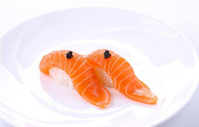 鲜美可口的三文鱼寿司图片