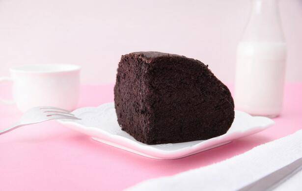 唯美的黑巧克力蛋糕图片