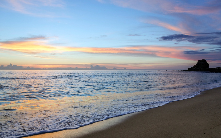 温暖的海边沙滩夕阳浪漫风景图片