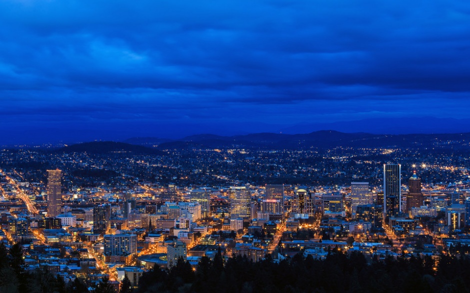高空视角的繁华城市夜景图片