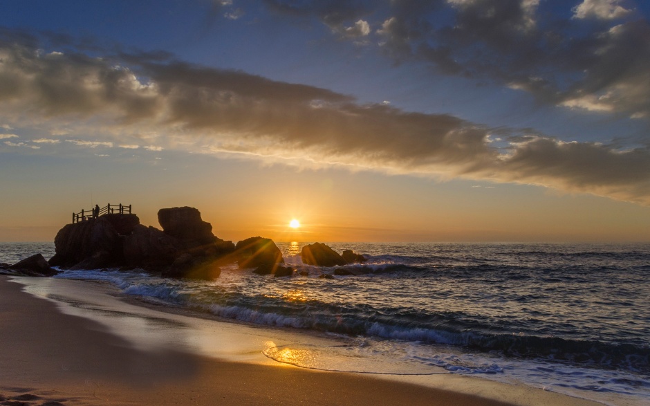 温暖的海边沙滩夕阳浪漫风景图片