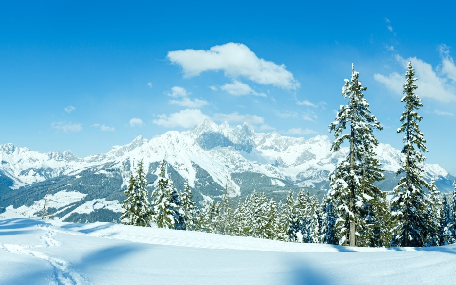 洁净沁人的白色雪山壁纸