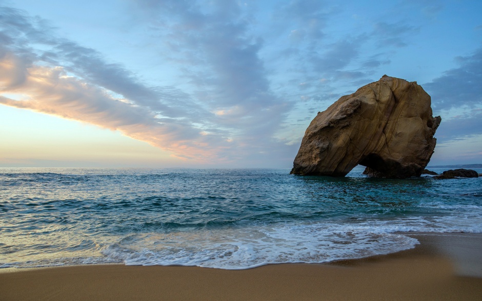 温暖的海边沙滩夕阳浪漫风景图片