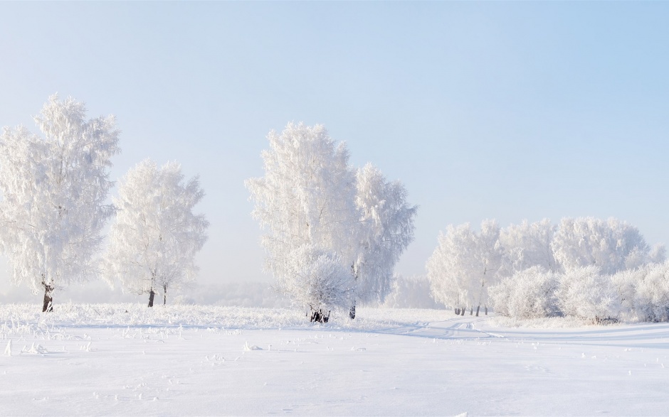 洁净沁人的白色雪山壁纸