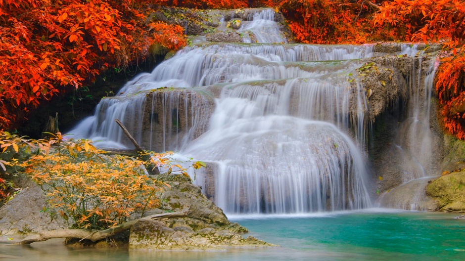 秋天红枫叶瀑布风景桌面壁纸