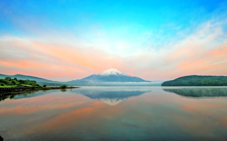 优美的绿色壮丽山川河流图片