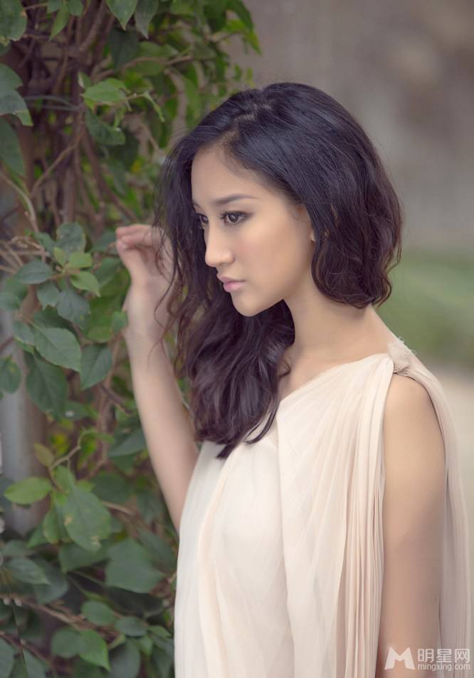 美女曾泳醍初夏户外写真照片