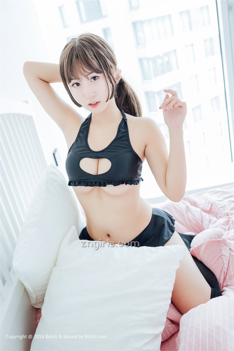 90后嫩模猫九比基尼写真大秀白皙肌肤