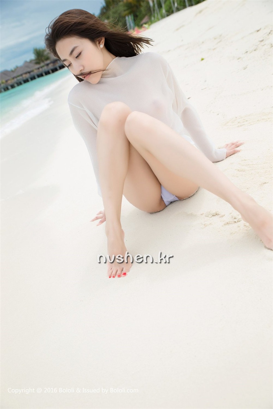 90后美女模特许诺海边性感写真图片