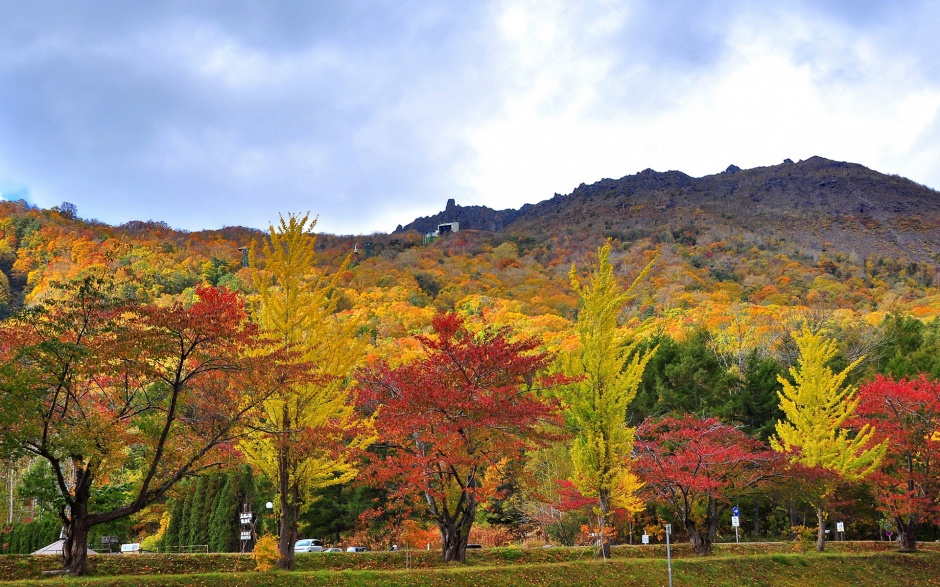 秀丽旖旎的日本有珠山秋天美景图片