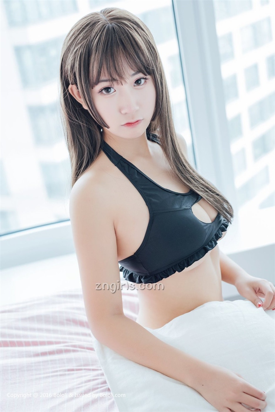 90后嫩模猫九比基尼写真大秀白皙肌肤