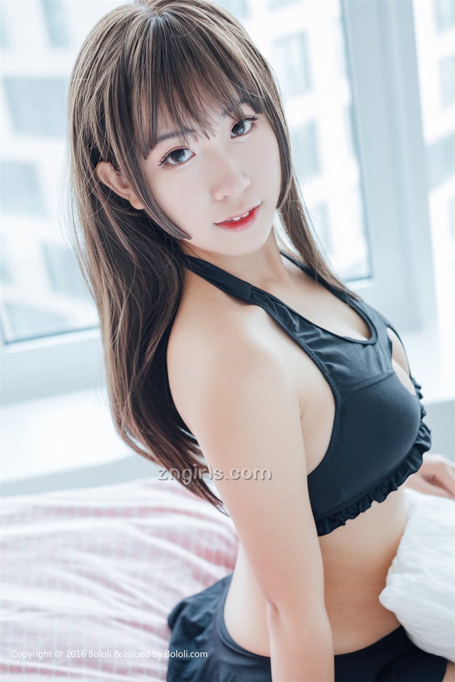 90后嫩模猫九比基尼写真大秀白皙肌肤