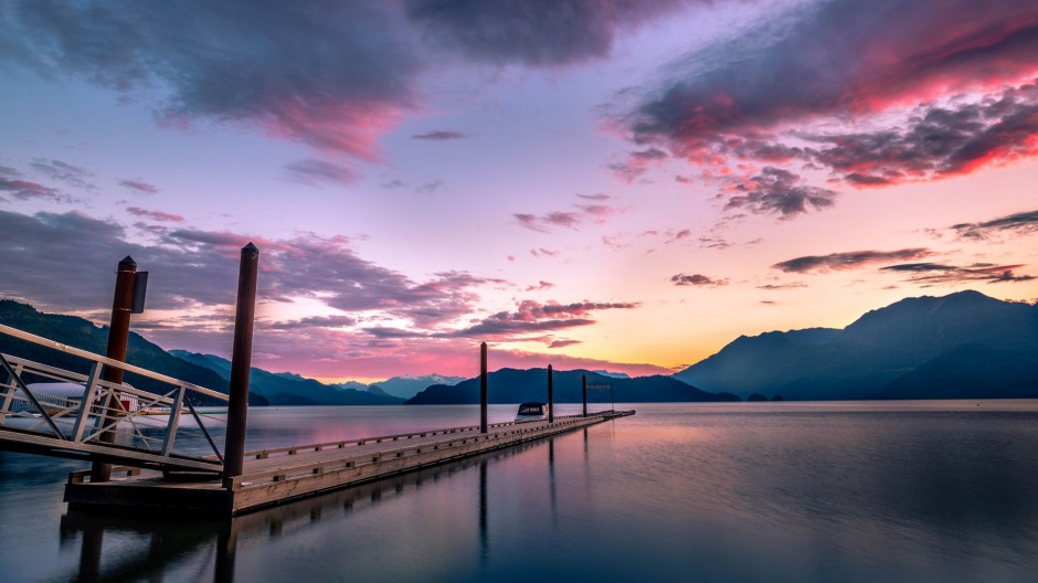 迷人的湖泊红色夕阳风景图片