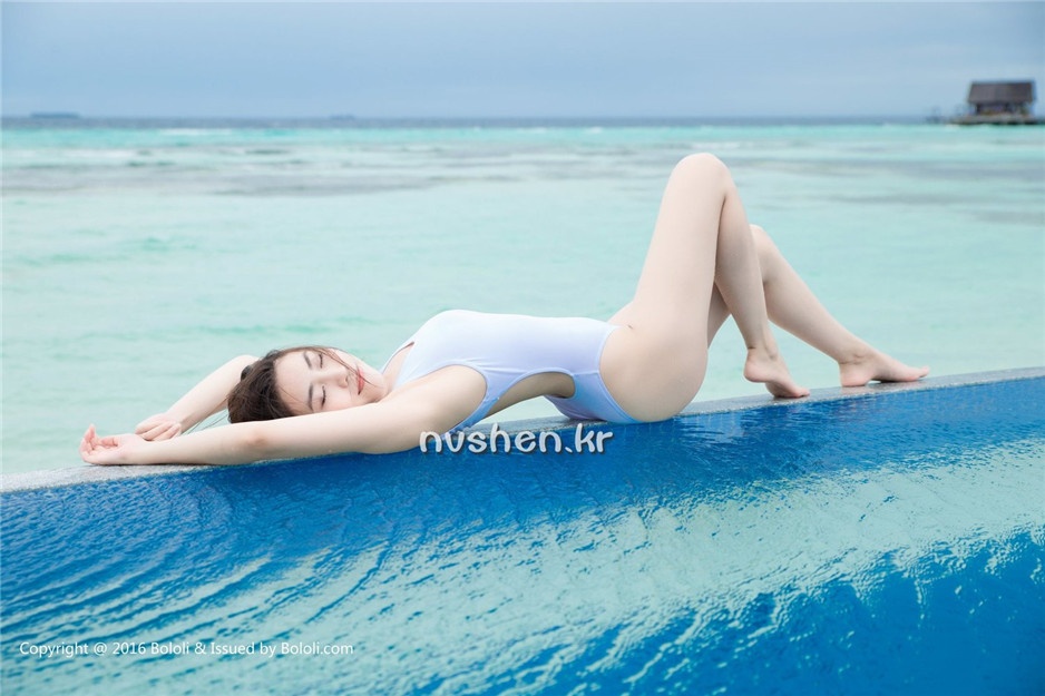 90后美女模特许诺海边性感写真图片