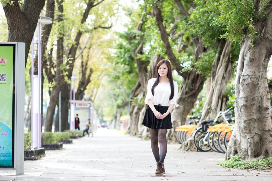 前凸后翘美女姜雨珊成熟外拍写真