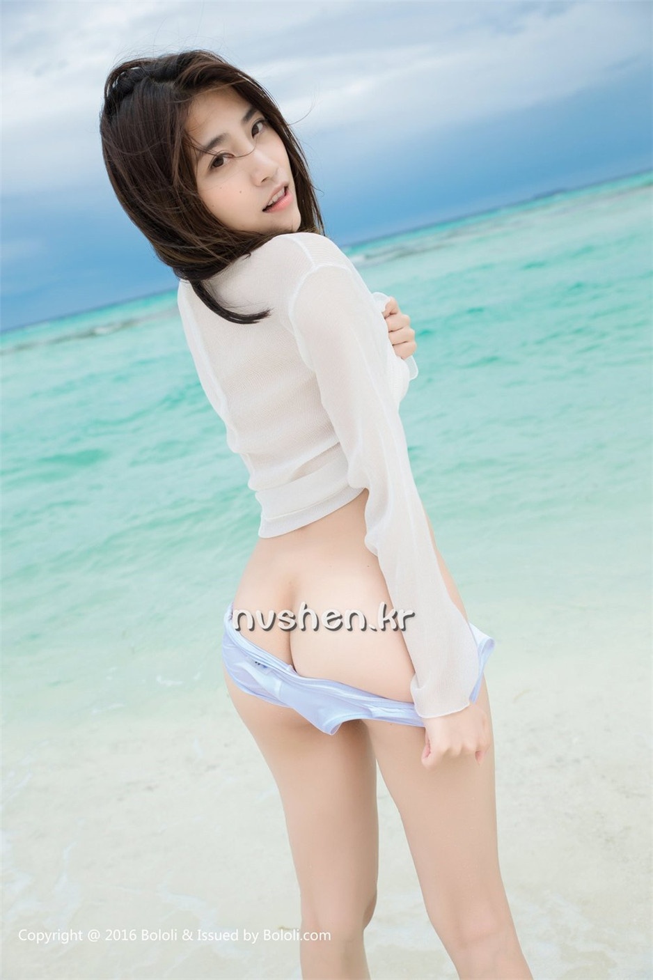 90后美女模特许诺海边性感写真图片