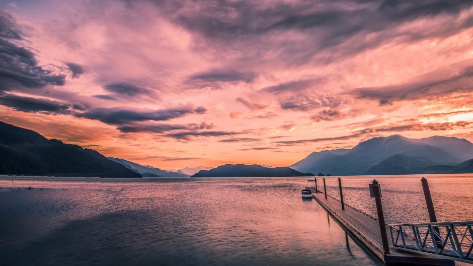 迷人的湖泊红色夕阳风景图片