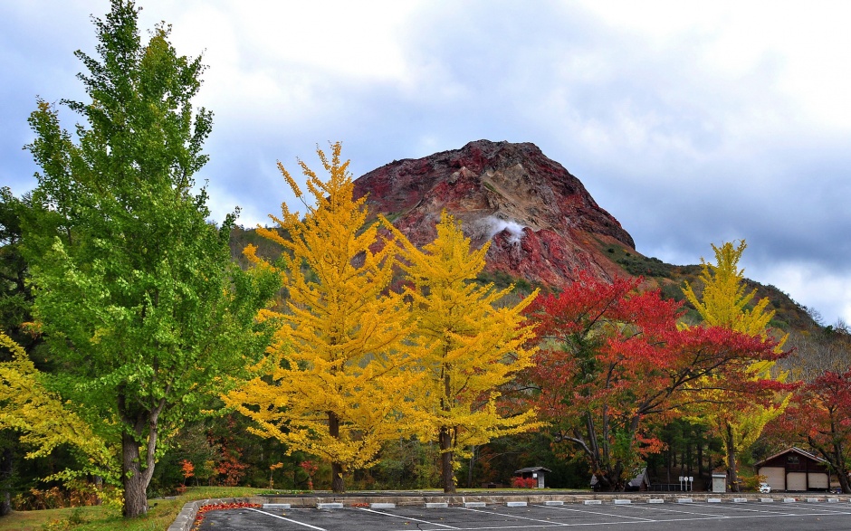 秀丽旖旎的日本有珠山秋天美景图片