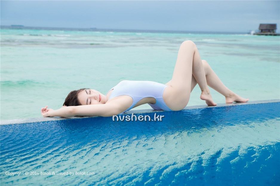 90后美女模特许诺海边性感写真图片