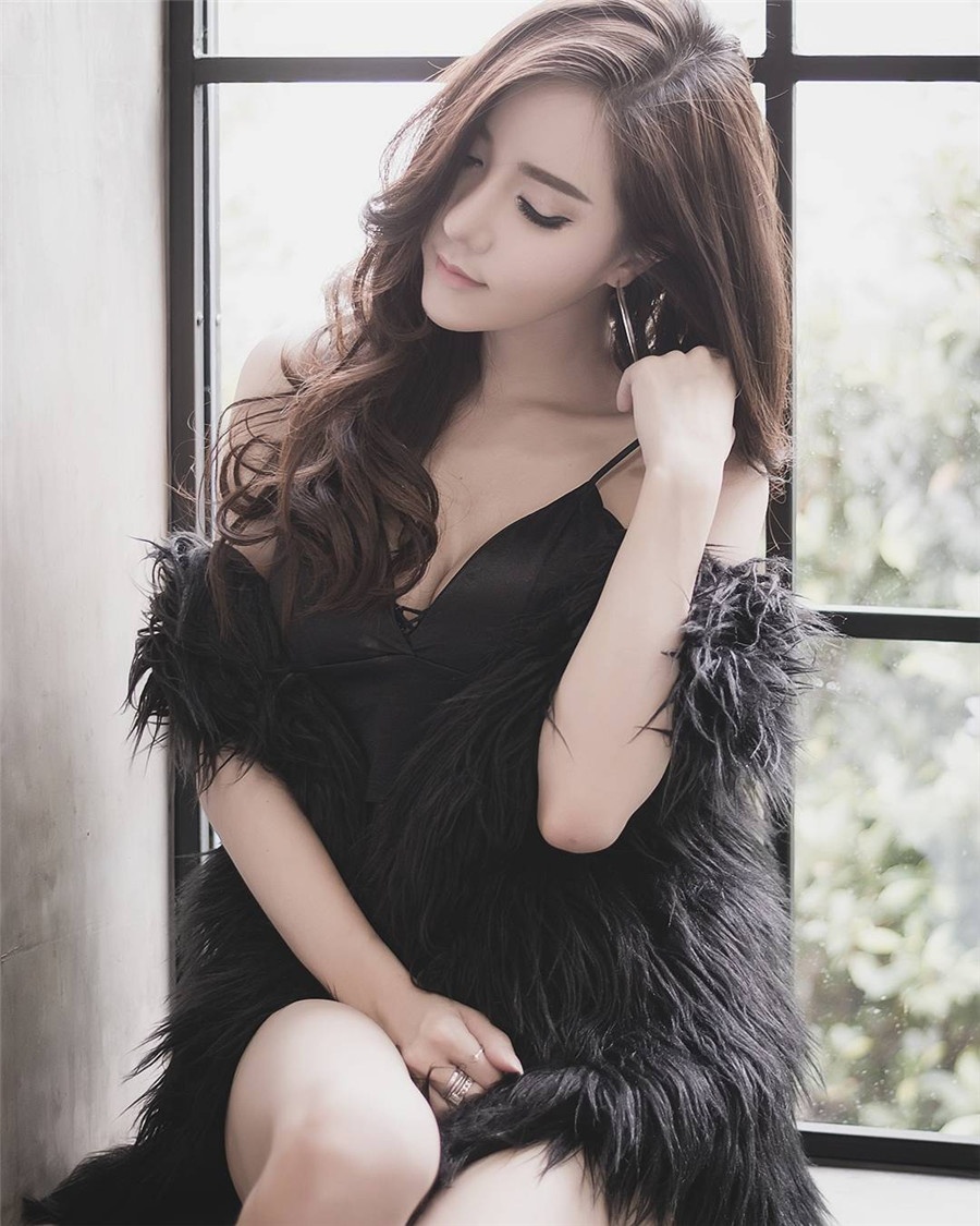 性感冷艳美女诱惑私房写真