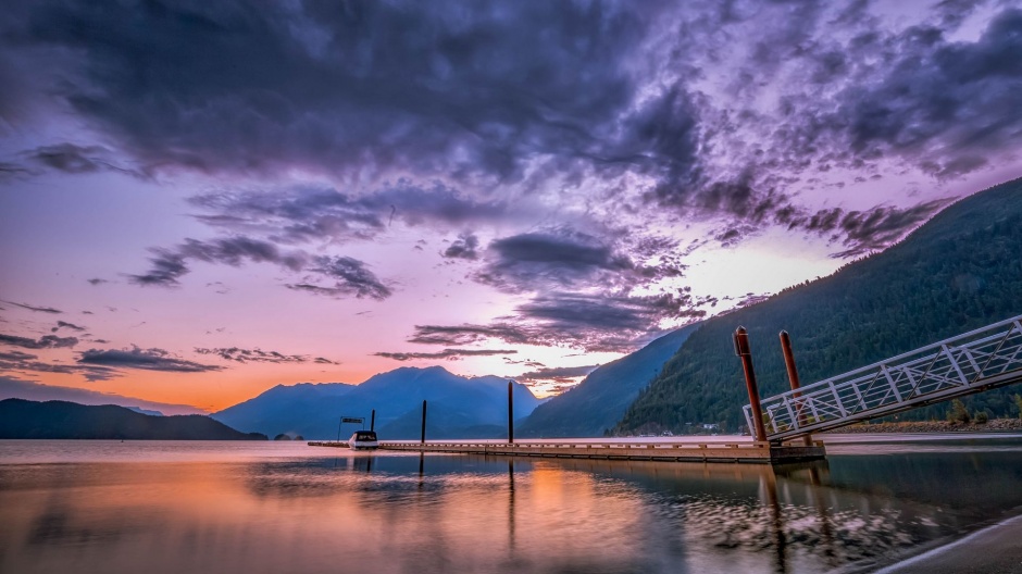 迷人的湖泊红色夕阳风景图片