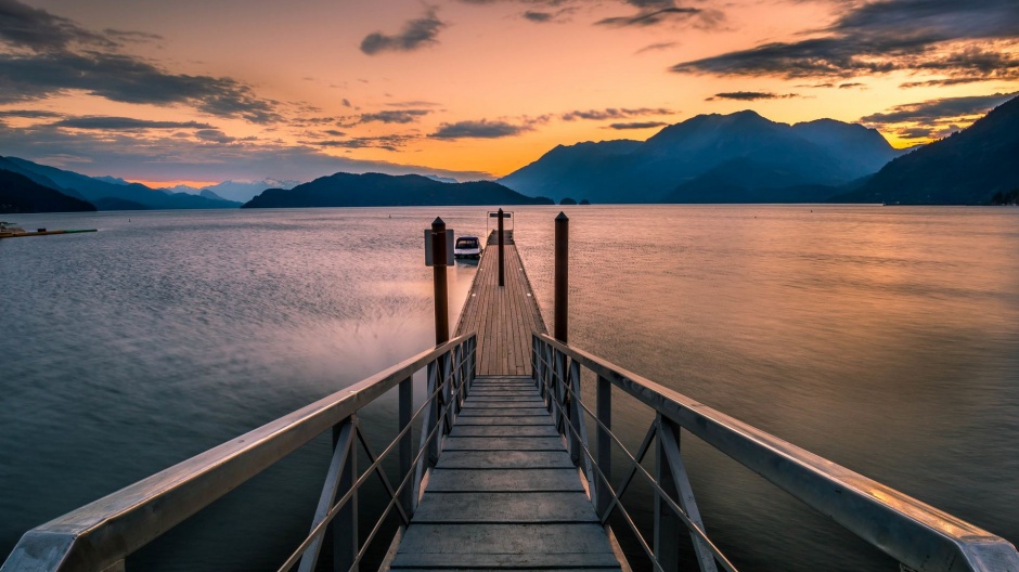 迷人的湖泊红色夕阳风景图片