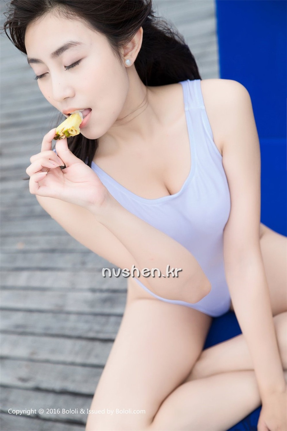 90后美女模特许诺海边性感写真图片