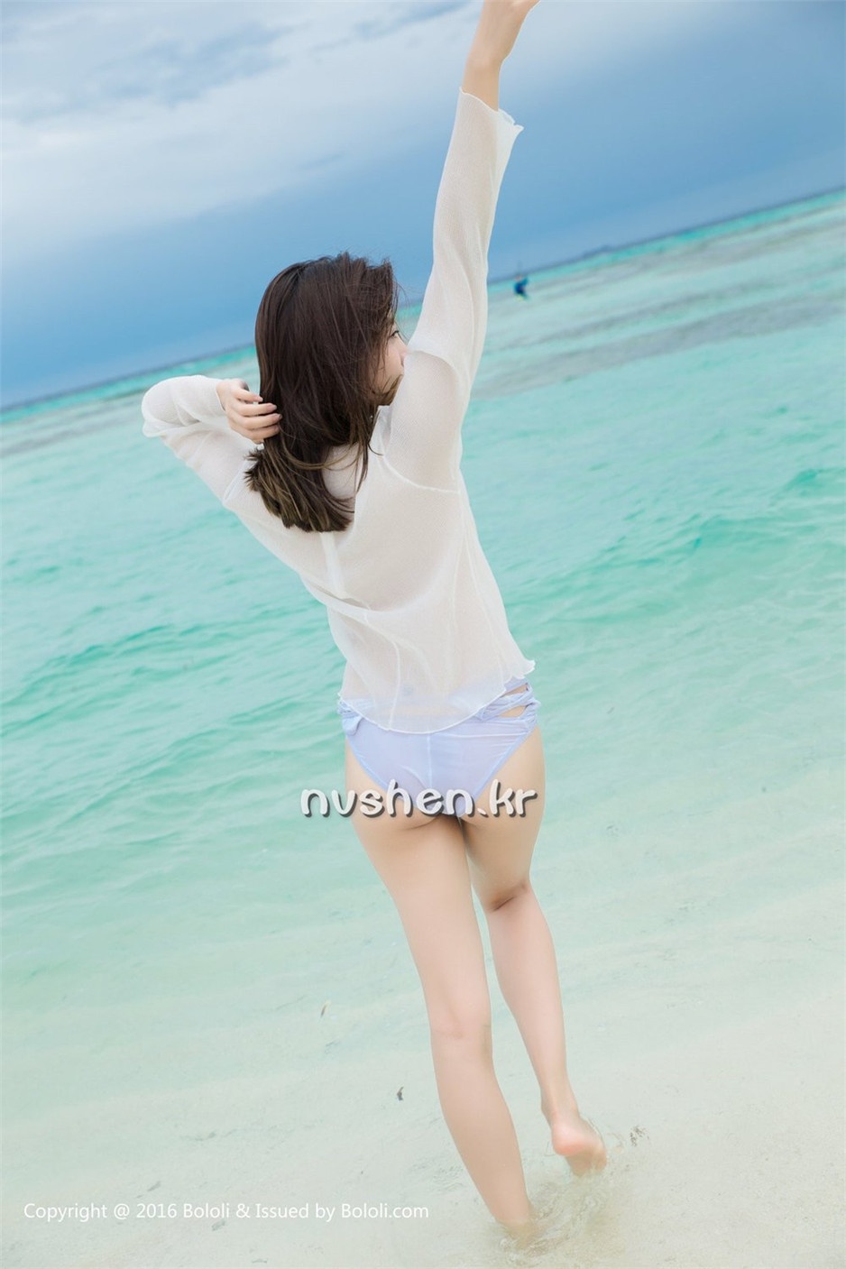 90后美女模特许诺海边性感写真图片