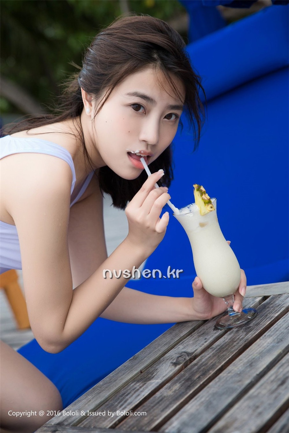 90后美女模特许诺海边性感写真图片