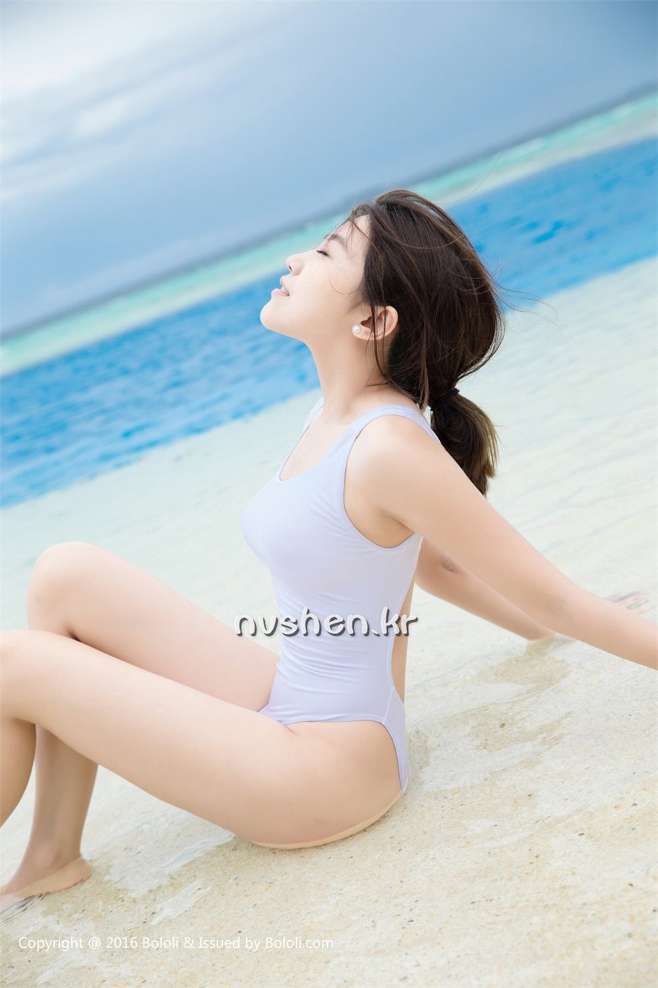90后美女模特许诺海边性感写真图片