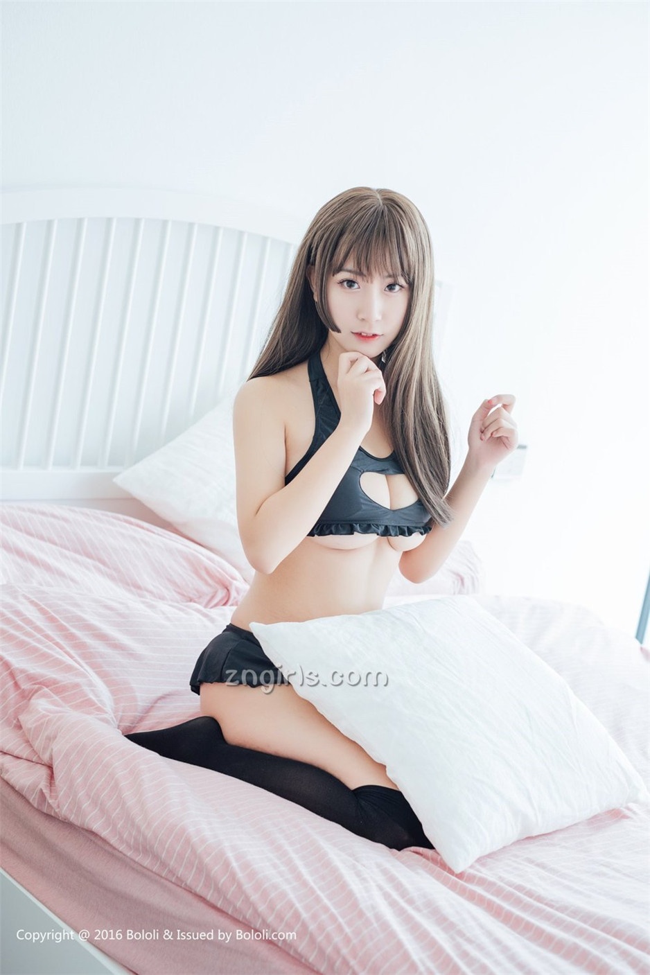 90后嫩模猫九比基尼写真大秀白皙肌肤