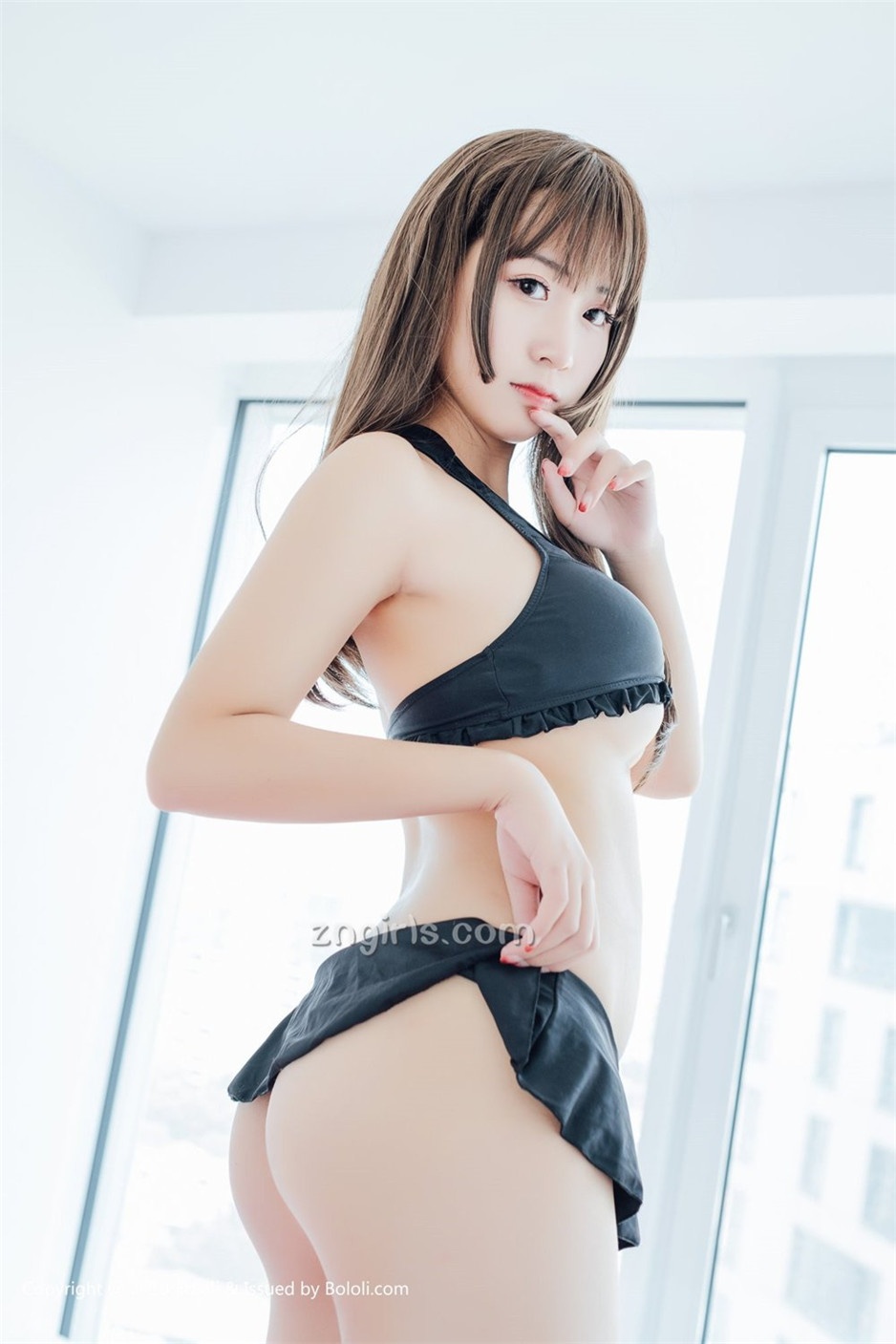 90后嫩模猫九比基尼写真大秀白皙肌肤