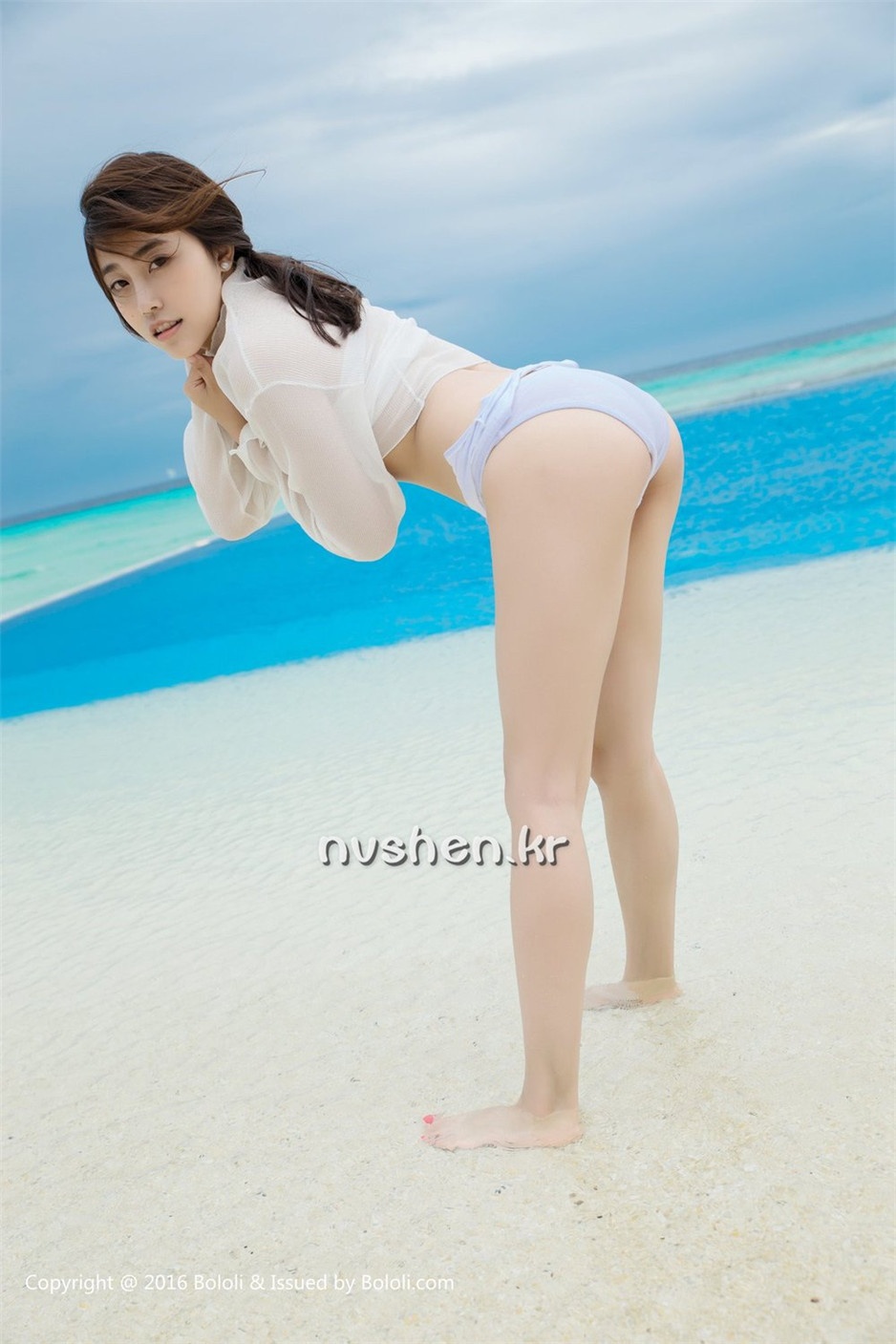 90后美女模特许诺海边性感写真图片